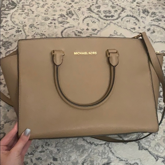 Michael Kors Handbags - Michael Kors purse with shoulder strap